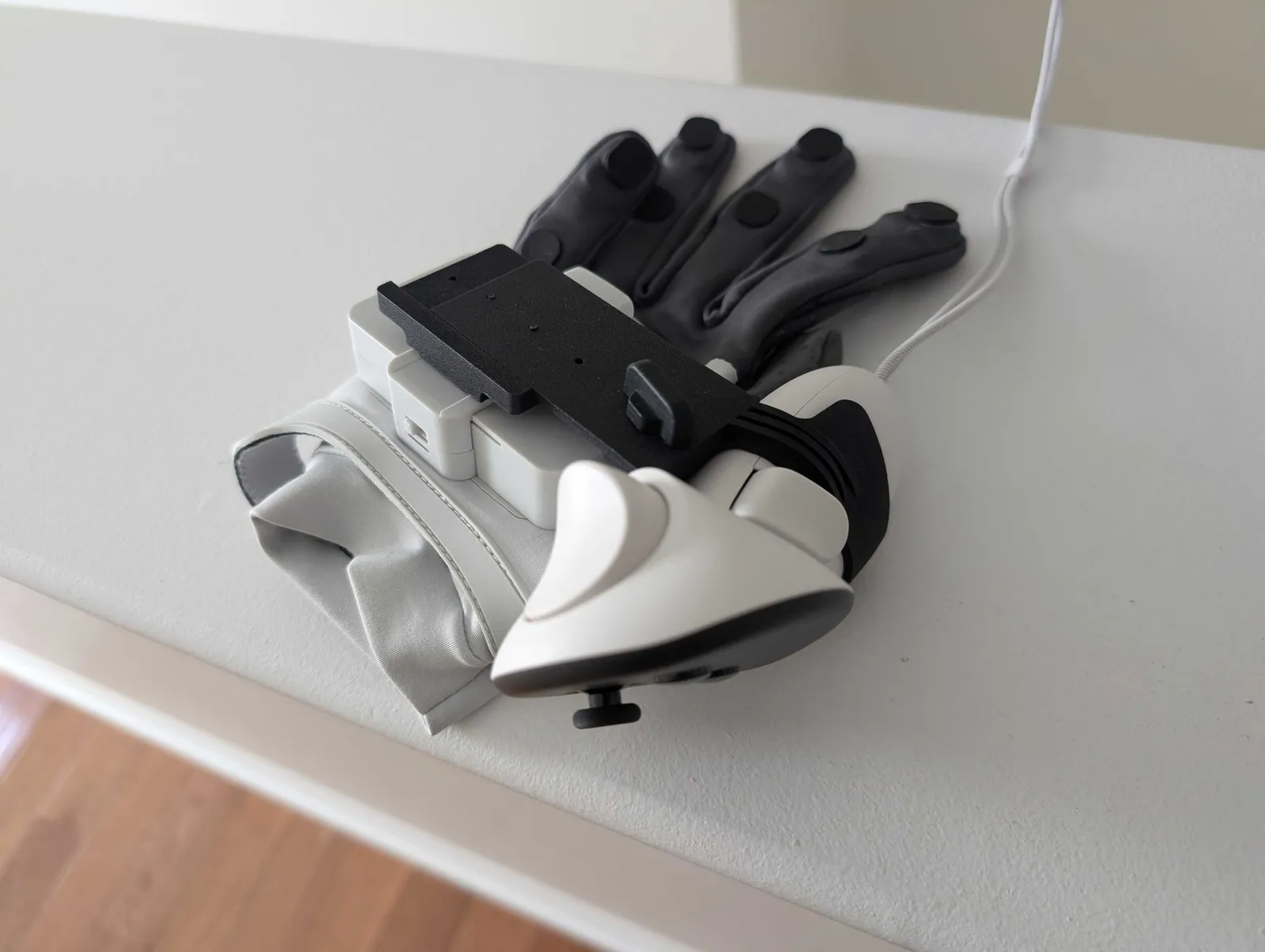 Meta Quest 3 controller mounted on the left MANUS glove's Universal Mount