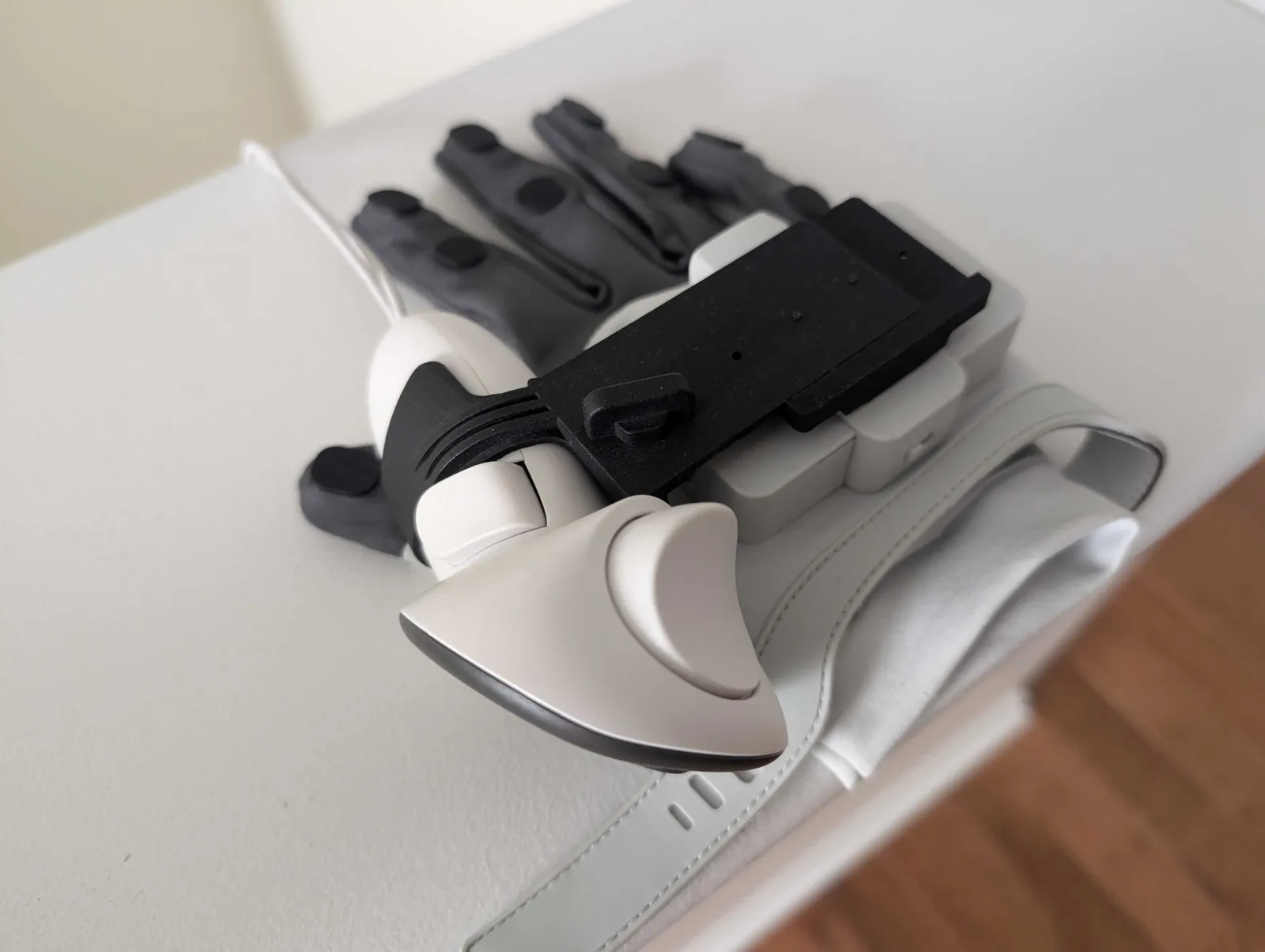 Meta Quest 3 controller mounted on the right MANUS glove's Universal Mount